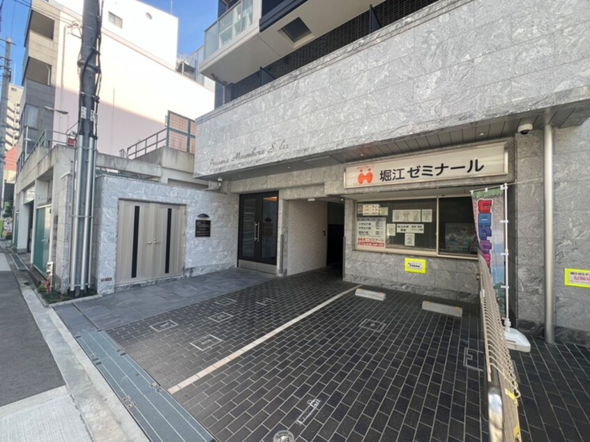エントランス部分 ﾌﾟﾚｻﾝｽ南堀江ｽﾀｲﾙｽﾞ(301)