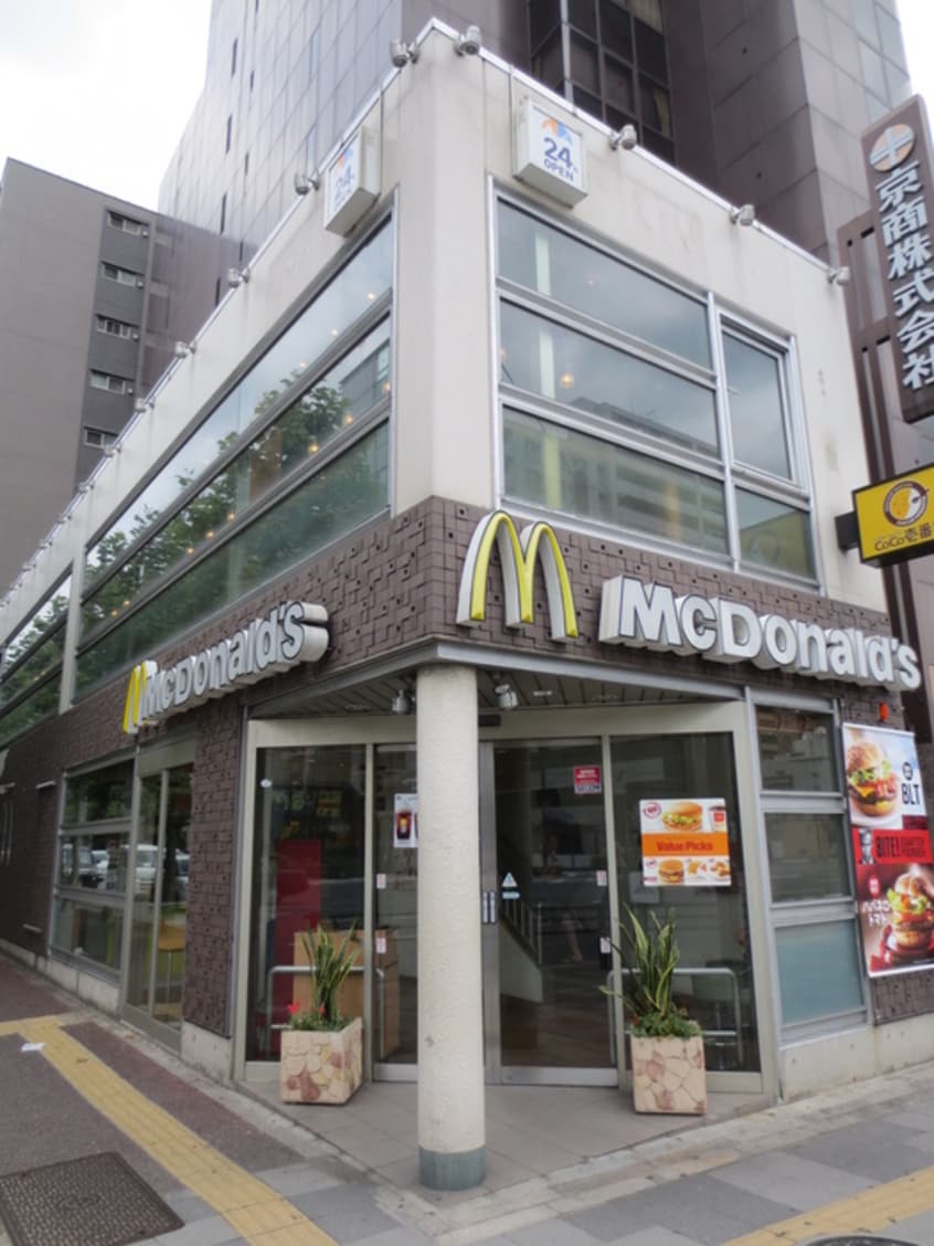 マクドナルド五条店(ファストフード)まで180m ﾄ-ｶﾝ五条烏丸ｷｬｽﾃ-ﾙ(203)