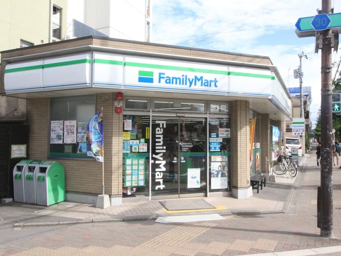 ファミリーマート白川通別当町店(コンビニ)まで30m サンパティオ北白川
