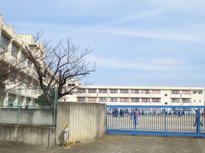 八田荘小学校(小学校)まで700m メゾン・ファミーユⅡ