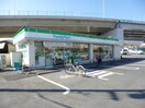 ファミリーマート(コンビニ)まで300m グレ－スコ－ト