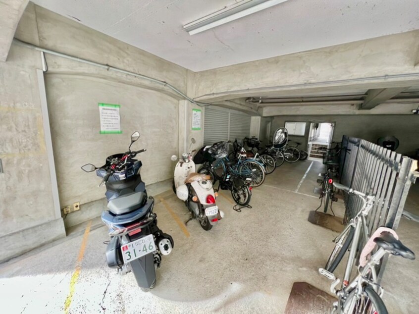 バイク置き場 シャトー中島