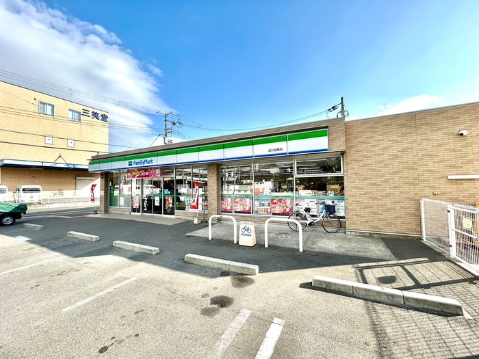 ファミリーマート淀川加島店(コンビニ)まで110m スプランディッドⅦ