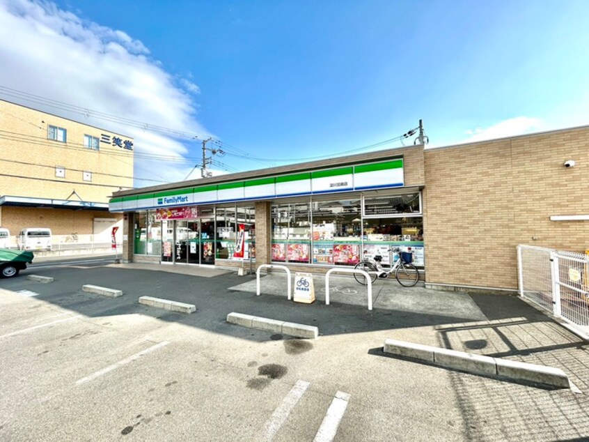 ファミリーマート淀川加島店(コンビニ)まで110m スプランディッドⅦ