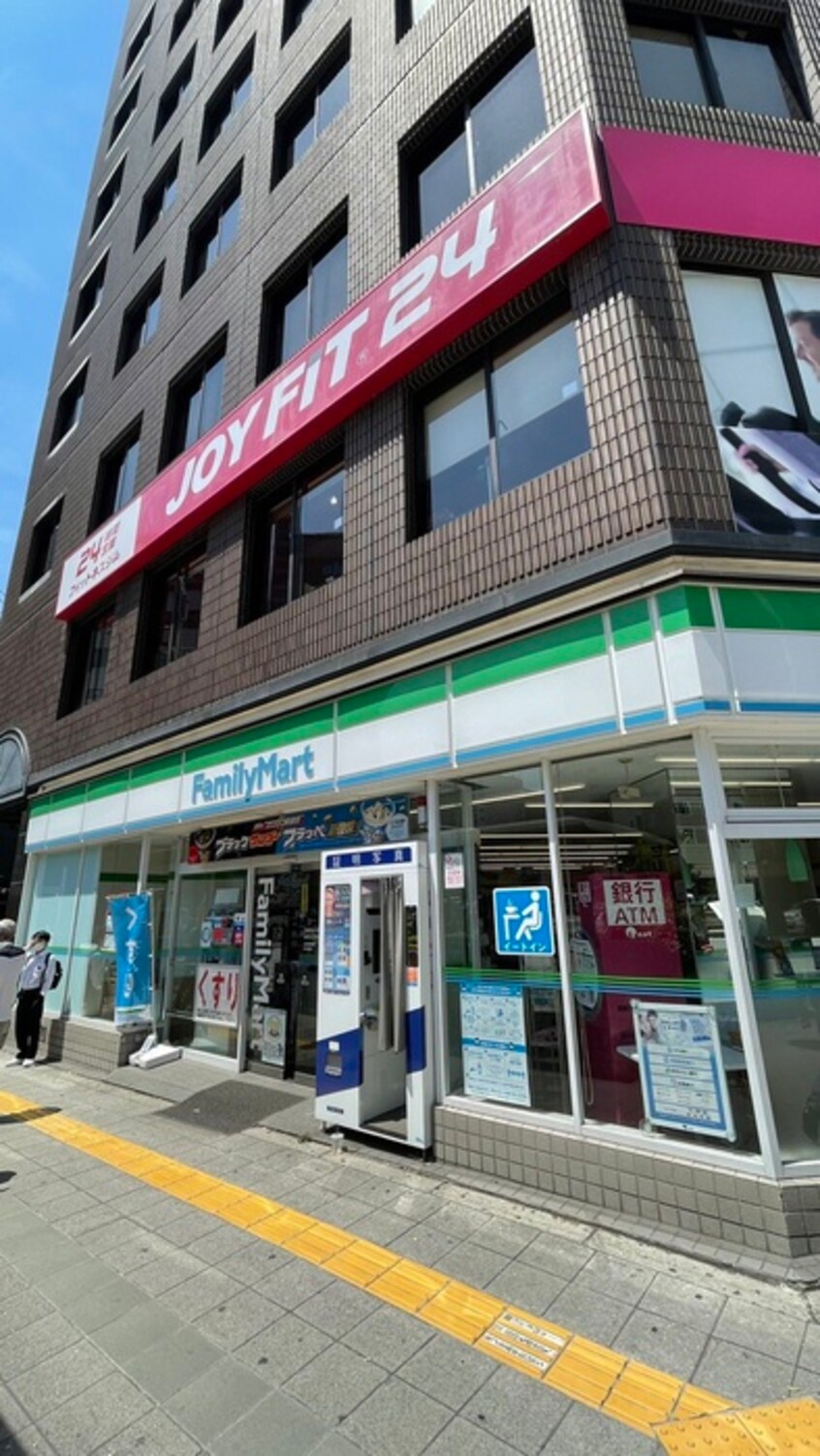 ファミリーマート谷町三丁目店(コンビニ)まで150m プレジオ鎗屋町