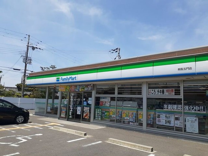 ファミリーマート(コンビニ)まで800m カトレア