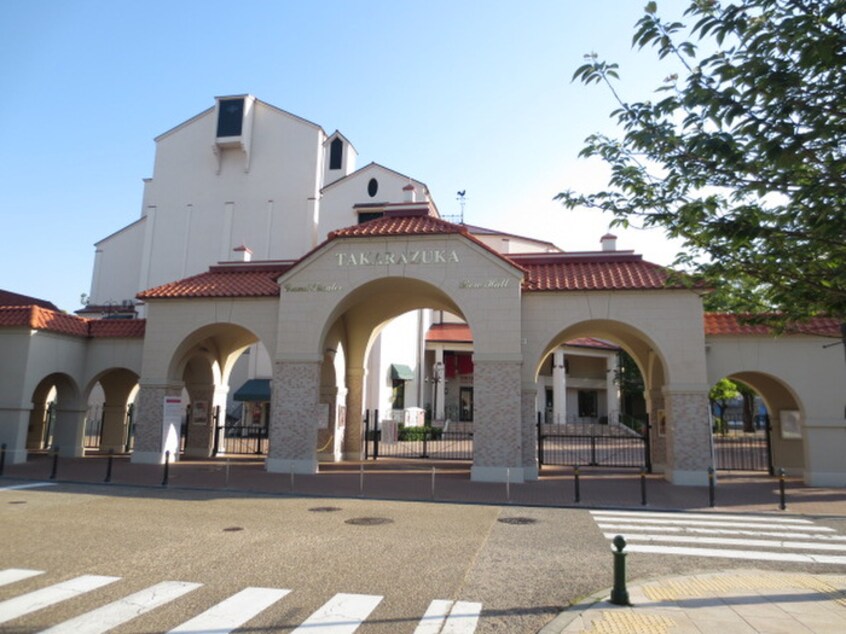 宝塚大劇場(美術館/博物館)まで857m サウス宝塚