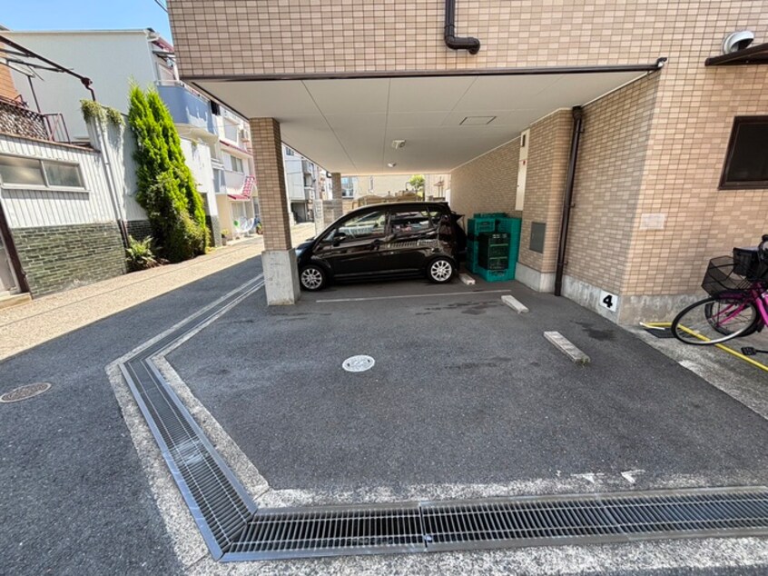 駐車場 ドミール　春日