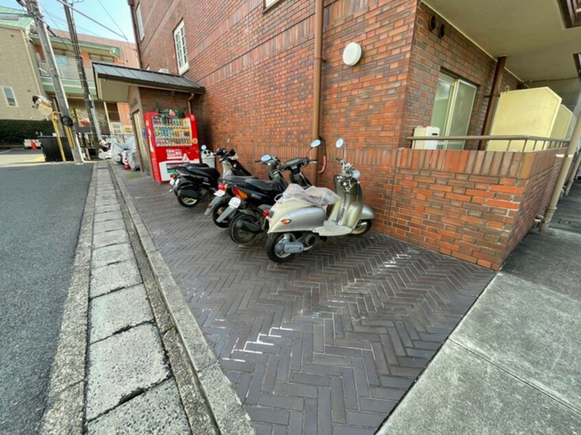 バイク置き場 メイゾンドボワ－