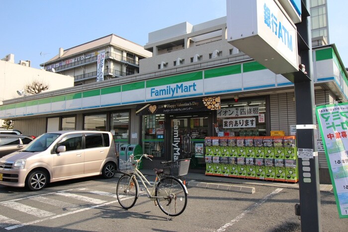 ファミリーマート 四条畷駅前店(コンビニ)まで550m ラモーナ北条Ⅱ