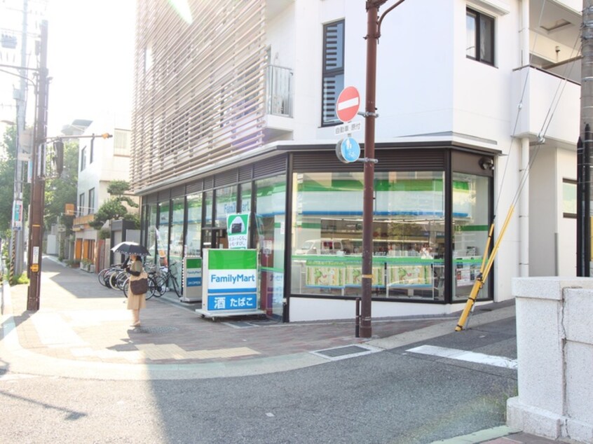 ファミリーマート(コンビニ)まで650m 第一甲南フラット
