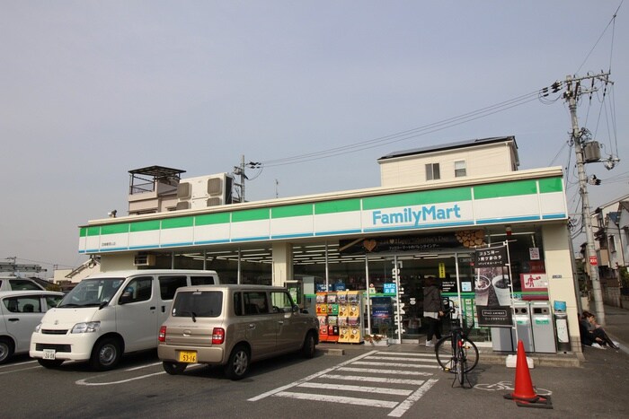 ファミリーマート 四條畷岡山店(コンビニ)まで600m グロースハイツ忍ケ丘Ⅱ