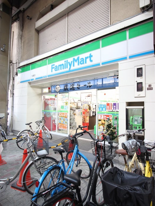 ファミリーマート(コンビニ)まで220m ﾌﾟﾚｻﾝｽ九条ｸﾞﾗﾝﾃﾞﾘｰｳﾞ（1205）
