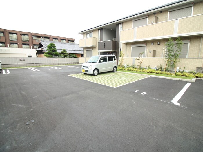 駐車場 ラテール　メイキラ