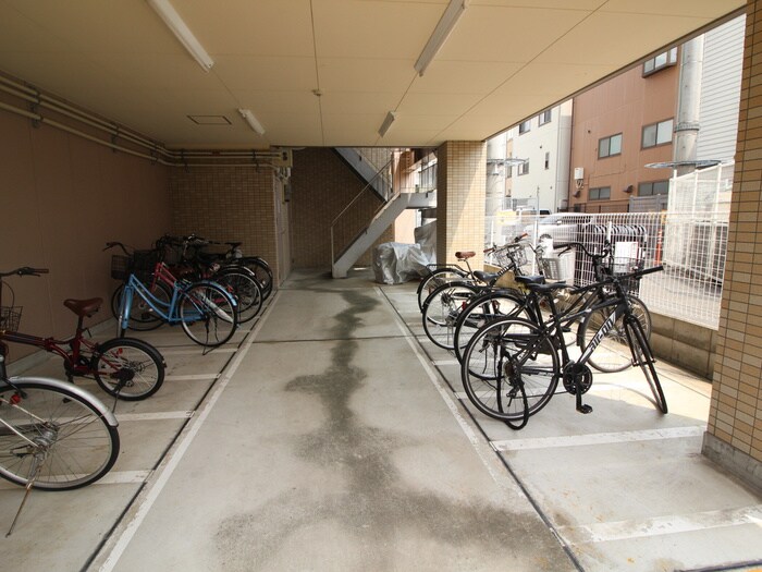 駐輪場 ロイヤルクィ－ンズパ－ク関目