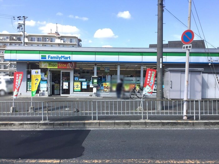 ファミリーマート 真上二丁目店(コンビニ)まで400m プリンスハイツ高槻