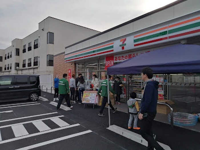 セブン-イレブン 高槻芝生町３丁目店(コンビニ)まで300m エアリ－レジデンス・芝生