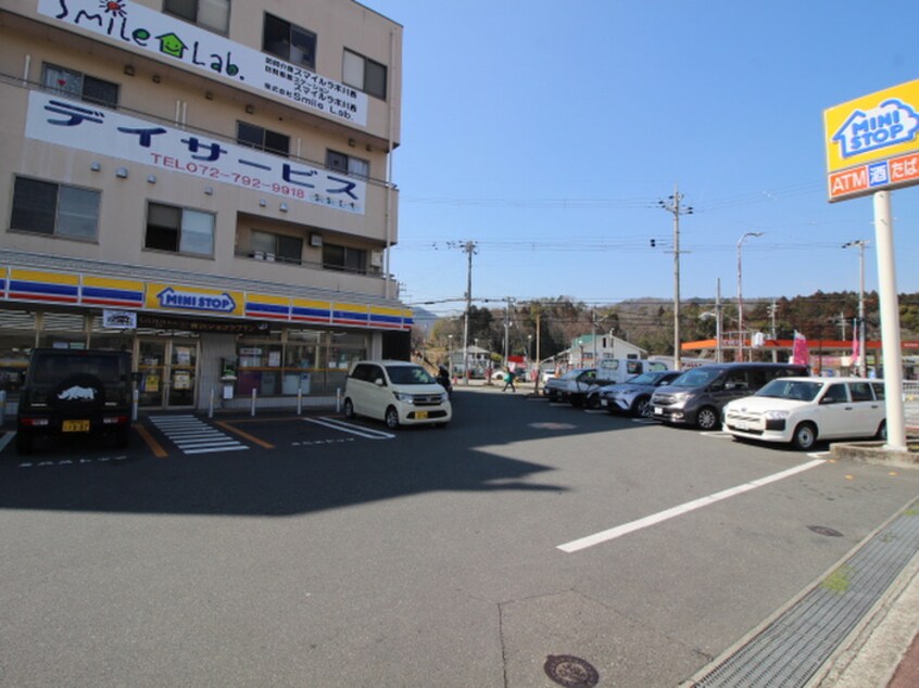 ミニストップ(コンビニ)まで702m 錦松台貸家