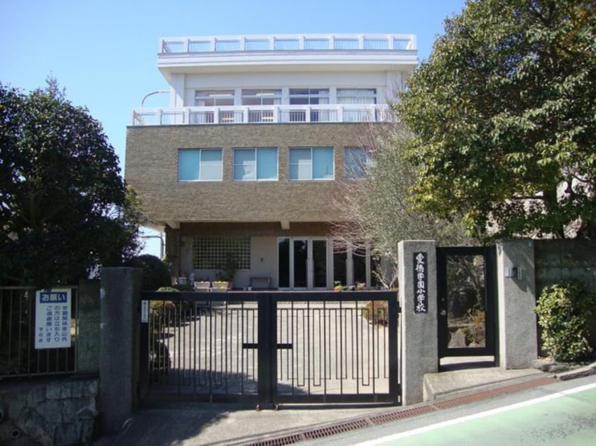 愛徳小学校(小学校)まで500m ワン　ウェーブ霞ヶ丘