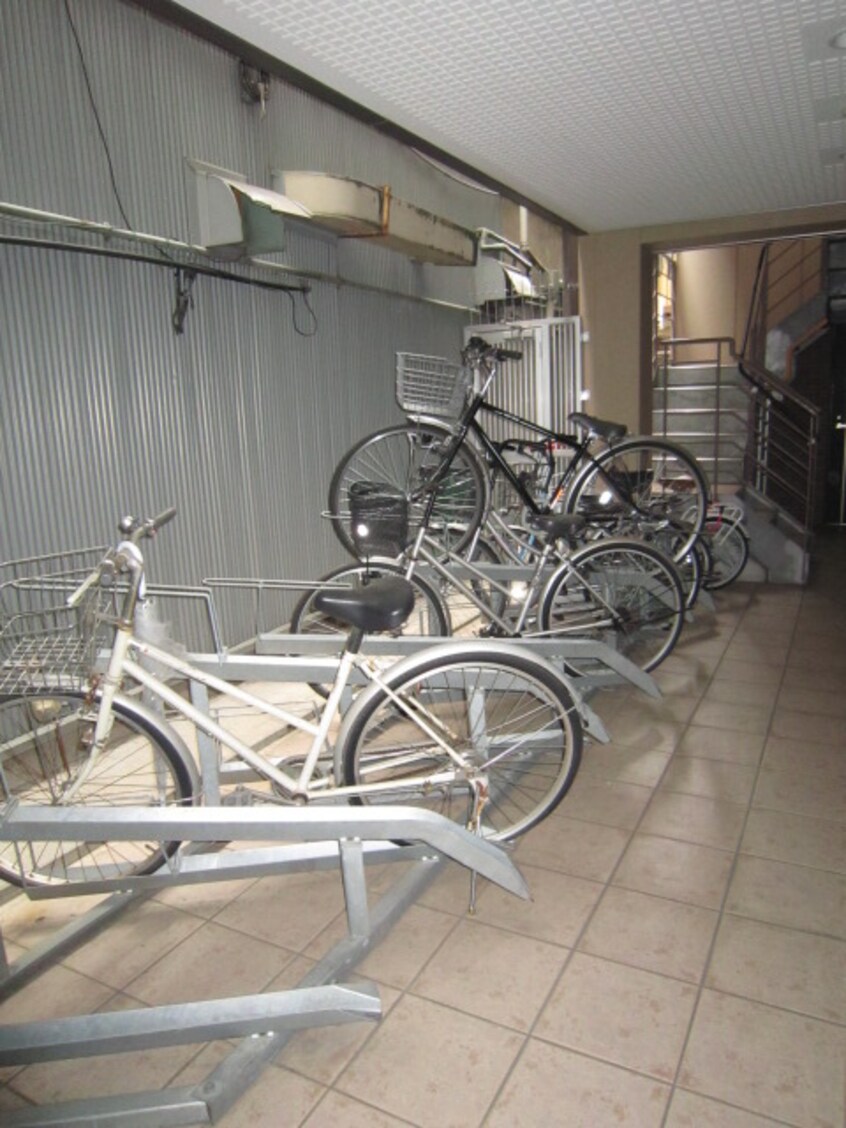 駐輪場 アヴェ－レ金下Ⅱ