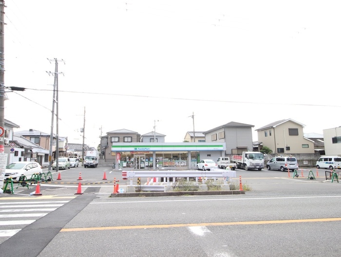 ファミリーマート(コンビニ)まで650m サン・サン・ハイム