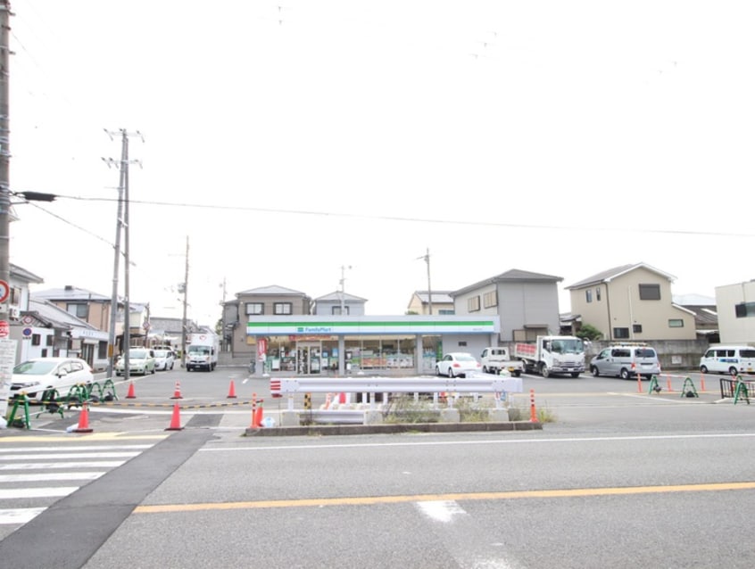 ファミリーマート(コンビニ)まで650m サン・サン・ハイム