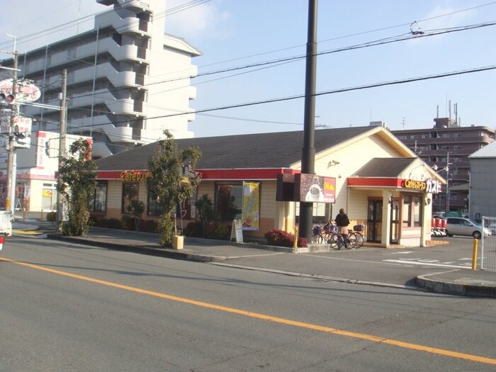 ガスト東大阪小阪店(その他飲食（ファミレスなど）)まで545m Floris大原