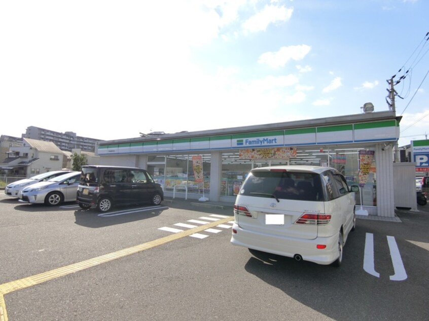 ファミリーマート(コンビニ)まで127m フィデール　カーサ