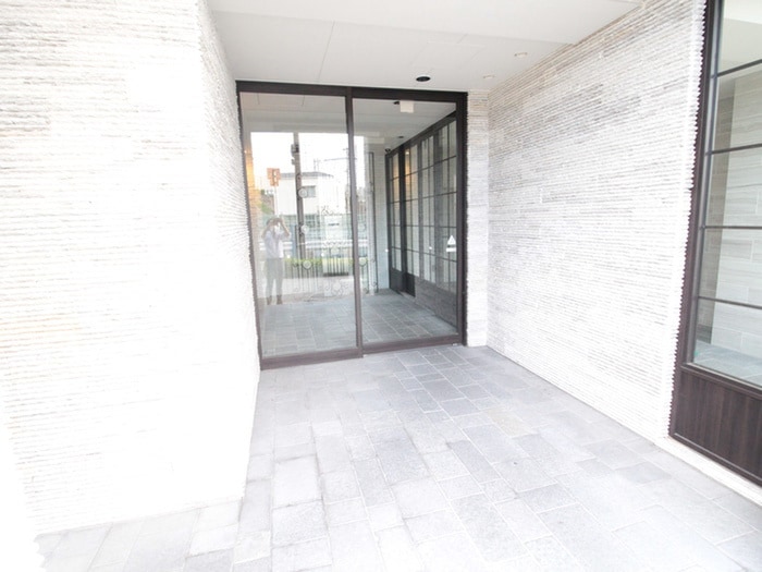 エントランス部分 ﾌｧｰｽﾄｽﾃｰｼﾞ北大阪ﾚｼﾞﾃﾞﾝｽ（402）