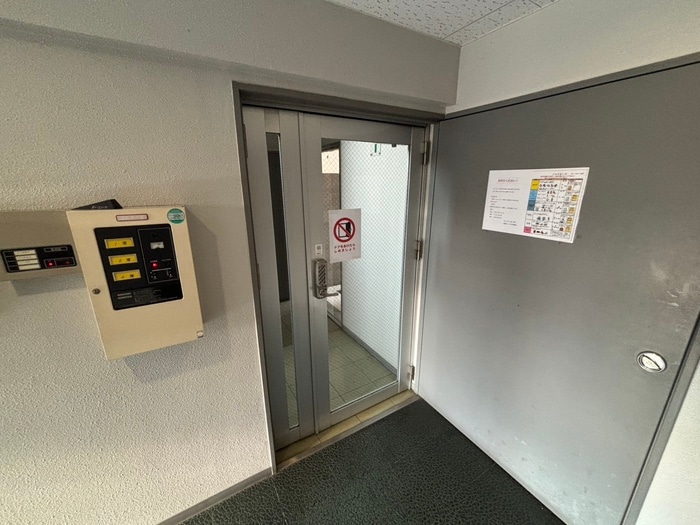 エントランス部分 グレ－スコ－ト白川