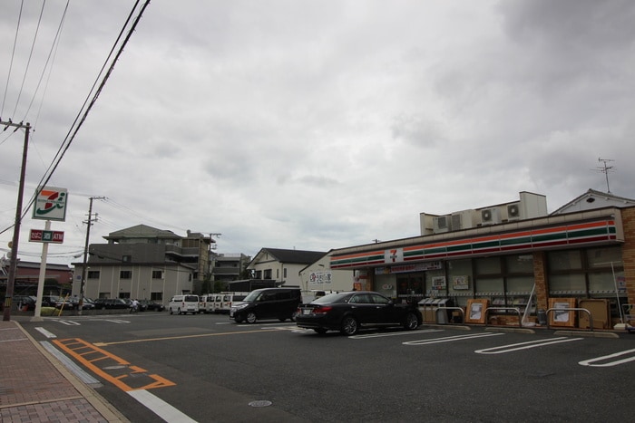 セブンイレブン(コンビニ)まで267m アヴェニール未来