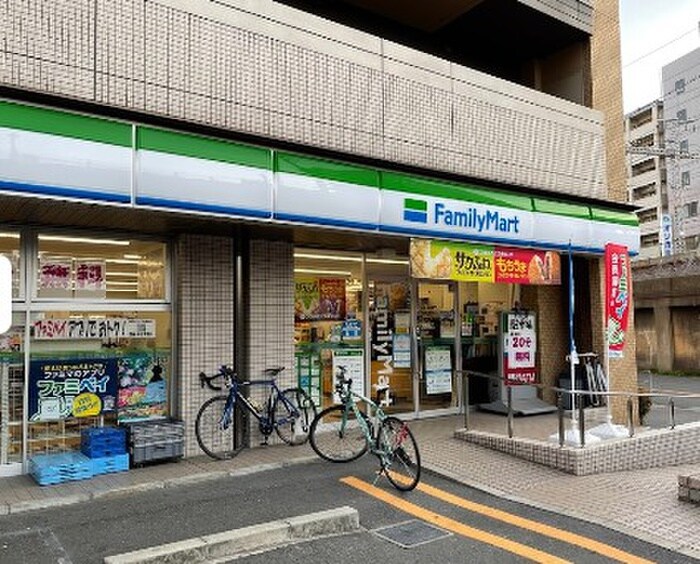 ファミリーマート 本庄西二丁目店(コンビニ)まで250m エスリードレジデンス梅田デュオ
