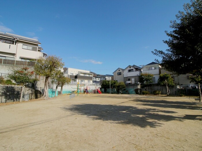 西畑公園(公園)まで727m ツインバッハ１ｓｔ