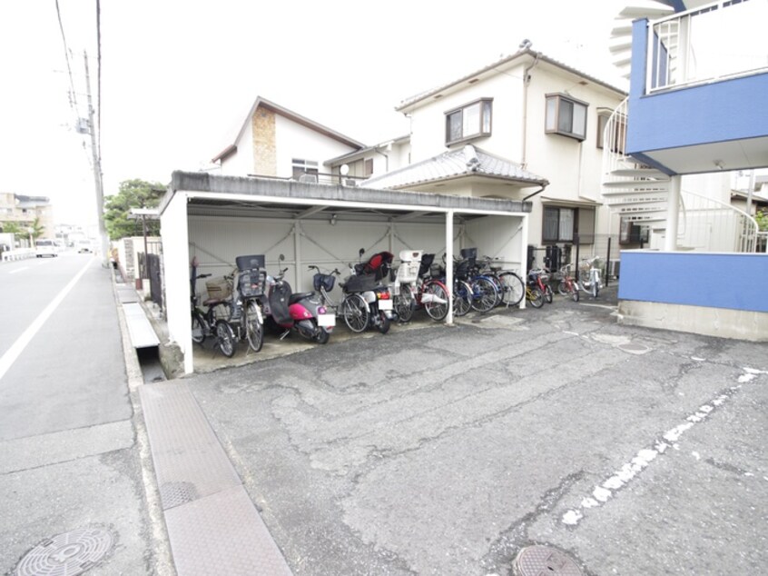 駐輪場 ブルースカイ