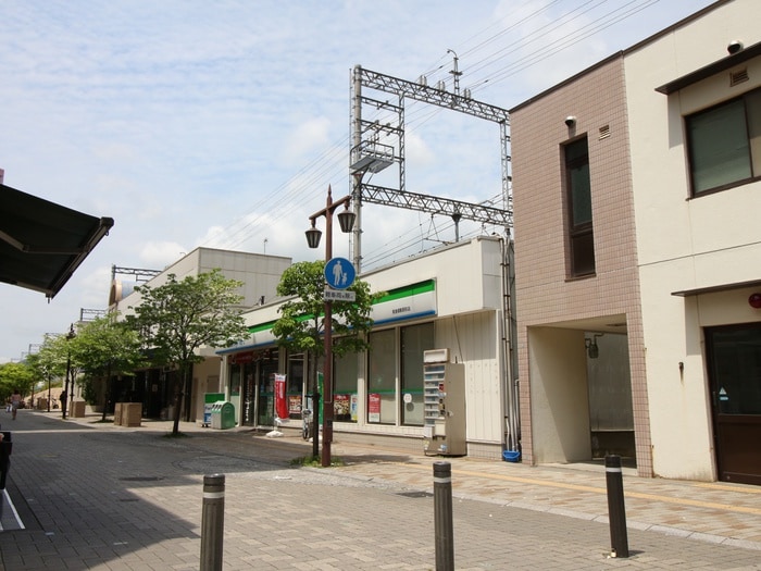 ファミリーマート(コンビニ)まで1000m ＣＯＣＯ　ＨＯＵＳＥ　Ａ棟