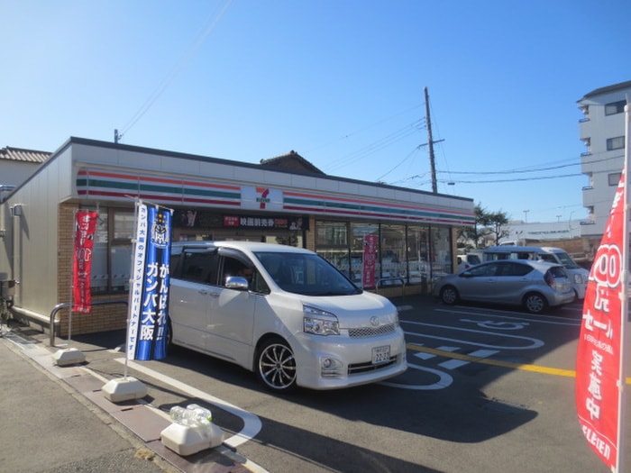 セブンイレブン(コンビニ)まで200m 服部ハイツカワバタ