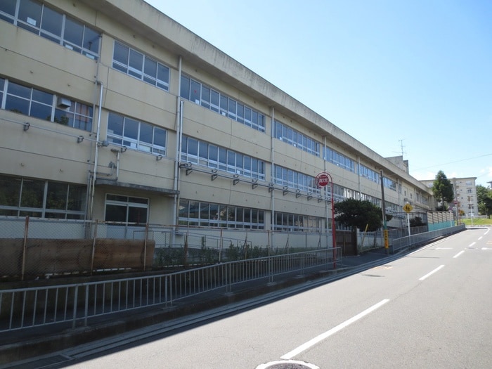 平岡小学校(小学校)まで679m オータニ公園ハイツ