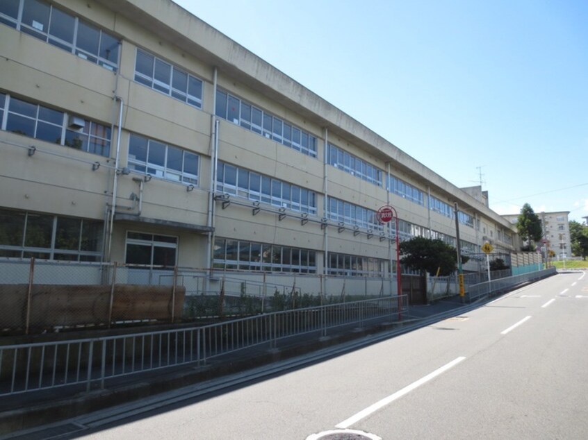 平岡小学校(小学校)まで679m オータニ公園ハイツ