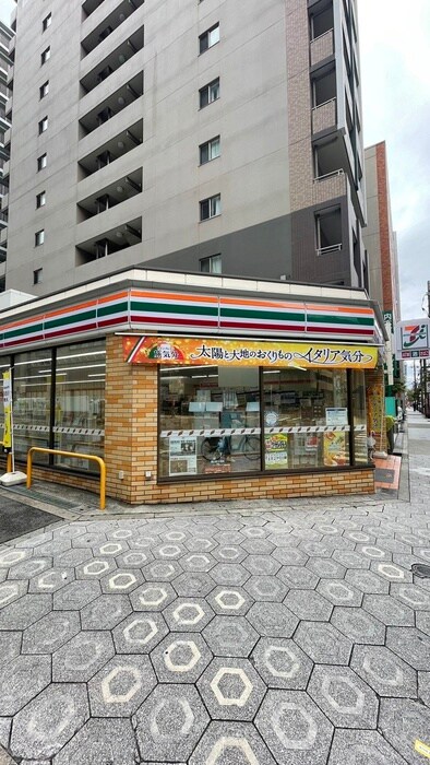 セブンイレブン(コンビニ)まで125m ﾙﾌｫﾝﾌﾟﾛｸﾞﾚ堺筋本町ﾀﾜｰﾚｼﾞﾃﾞﾝｽ