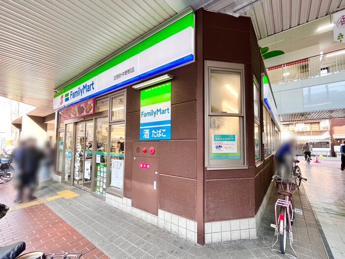 ファミリーマート近鉄針中野駅前店(コンビニ)まで400m Calm Villege 東田辺