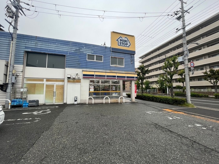 ミニストップ中前田(コンビニ)まで230m ツインズ