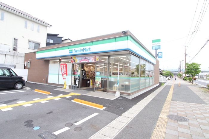 ファミマ(コンビニ)まで650m グレイスコート