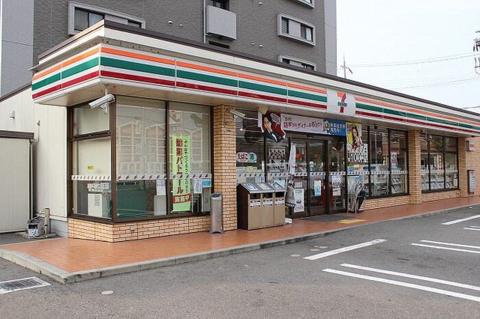 セブンイレブン西新町店(コンビニ)まで700m プラムコート大道町