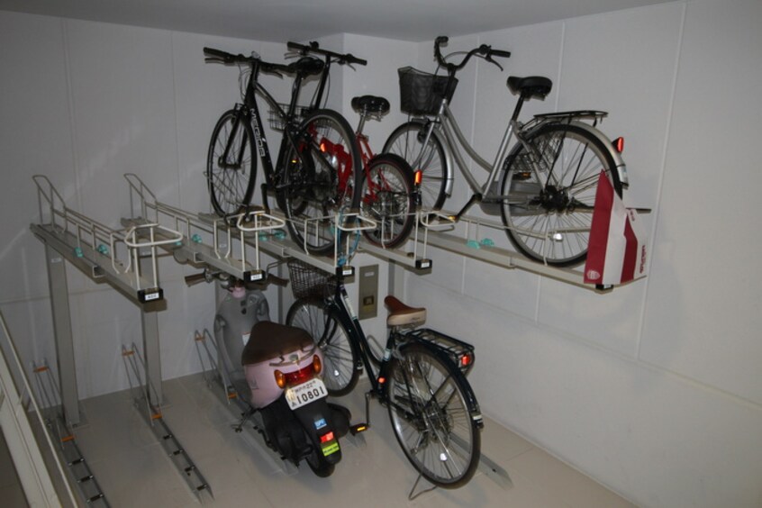 駐輪場 POCO A POCO 三宮ハイタワー