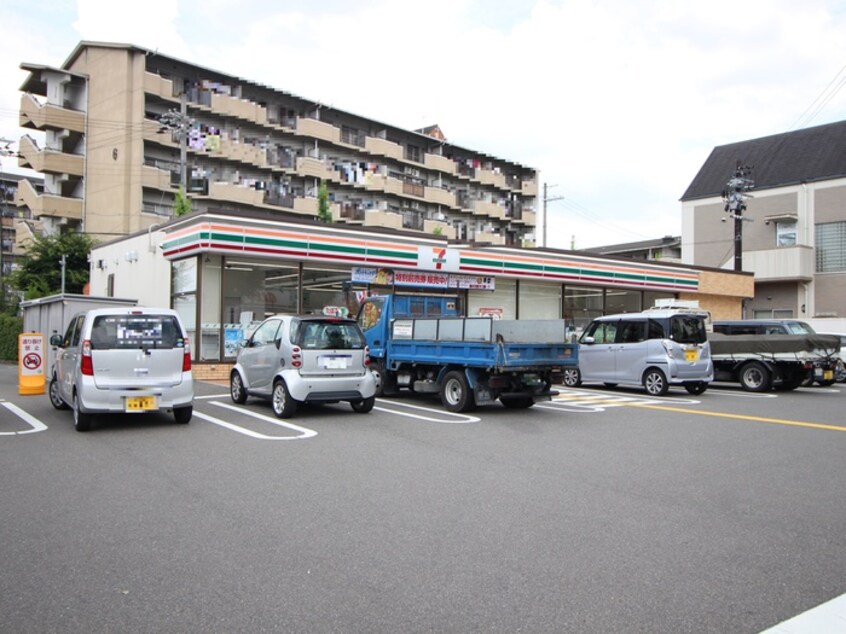 セブンイレブン(コンビニ)まで680m ロイヤル西野山