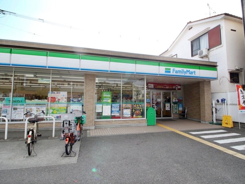 ファミリーマート豊中城山町店(コンビニ)まで550m ハイツ矢納