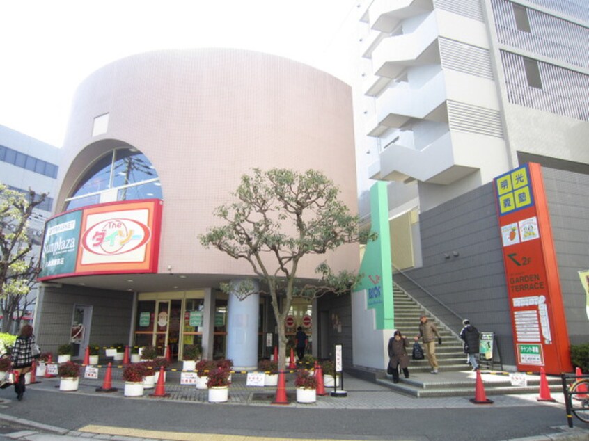 ダイソー(100均)まで650m ルネッサ八尾南