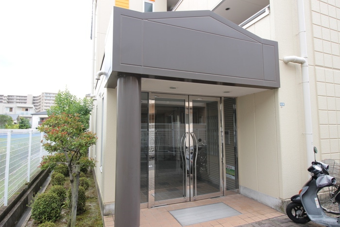 エントランス部分 ラフィ－ネ筒井