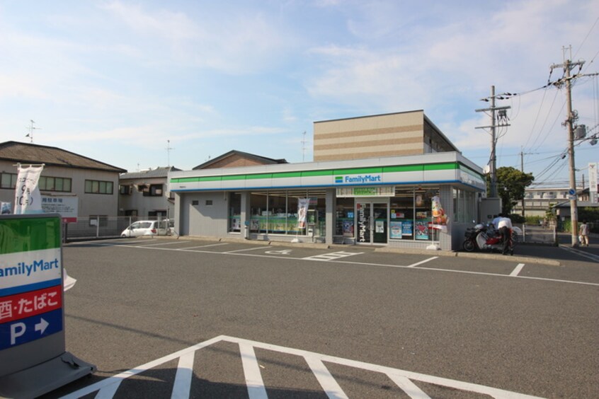 ファミリーマート(コンビニ)まで250m エストラビラ