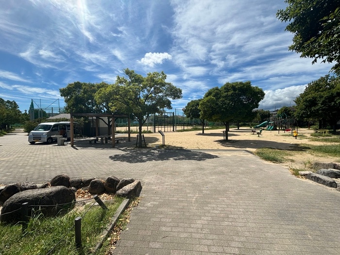 段上公園(公園)まで400m 松山タウンハウスＣ棟